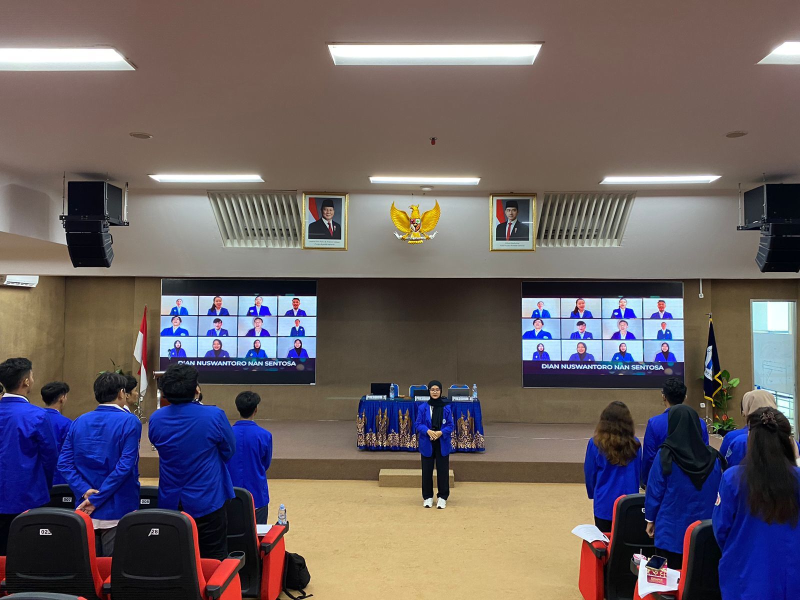 Menyanyikan Lagu Indonesia Raya & Hymne Dian Nuswantoro